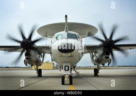 190729-N-XP344-1147 Point Mugu, Californie (Juillet 29, 2019) Un E-2D Hawkeye affectés à l'Escadron d'essai et d'évaluation de l'air (VX) 1 contrôles contrôle en amont se termine avant de lancer à partir de Point Mugu. Le VX-1 est de procéder à des essais opérationnels et d'évaluation avec le VX-9. (Photo de Mass Communication Specialist 2e classe Victoria Kinney) Banque D'Images