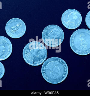 Thai Baht coins couleur bleu tonique close up, vue du dessus, la récolte carrés Banque D'Images