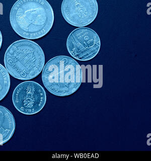 Thai Baht coins couleur bleu tonique close up, vue du dessus, la récolte carrés Banque D'Images