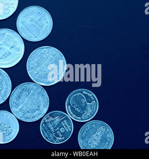 Thai Baht coins couleur bleu tonique close up, vue du dessus, la récolte carrés Banque D'Images