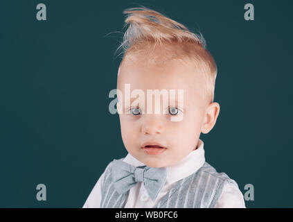 Coupe de cheveux, toujours dans le style. Petit enfant avec haut coupe de cheveux. Garçon enfant avec des cheveux blonds. Petit enfant avec coupe courte. En bonne santé Banque D'Images