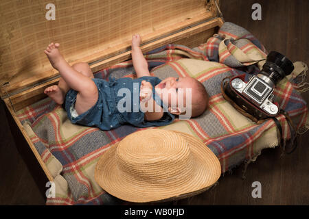 Lovely baby bump. La famille. La garde des enfants. Sweet Little baby. Nouvelle vie et la naissance. Portrait of happy petit enfant. Petite fille dans la valise. Les voyages et Banque D'Images