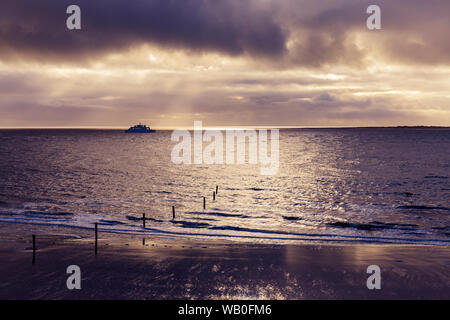 Norderney, Weststrand, Fähre, dunkle Wolken, Sonnenlicht, Horizont Banque D'Images