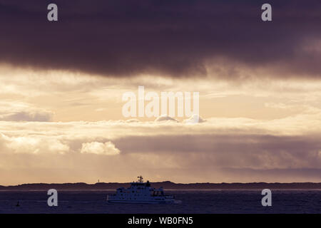 Le Relais Du Lac, Norderney, dunkle Wolken, Fähre, Goldenen sonne, Insel Juist Banque D'Images