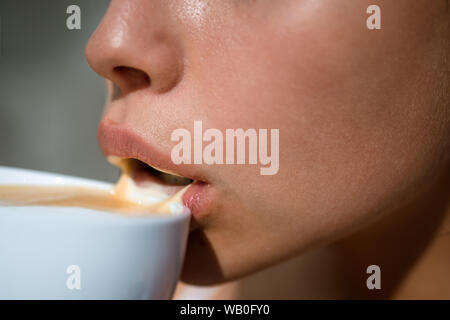 Americano ou espresso latte de fille. fille vous détendre dans un café et boissons. matinée parfaite avec meilleur café. femme de boire du café à partir de la tasse. Le café du matin Banque D'Images