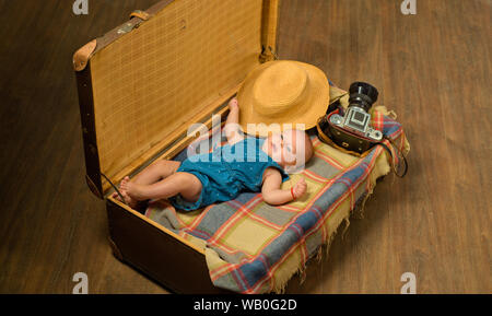 Bientôt vous serez avec nous. Le bonheur de la petite enfance. Photo-journaliste. Sweet Little baby. Nouvelle vie et la naissance. La famille. La garde des enfants. Petite fille dans suitcase Banque D'Images