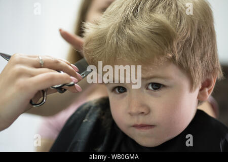 Coupe D Un Petit Garcon Dans Un Salon De Coiffure Pour Enfants Photo Stock Alamy