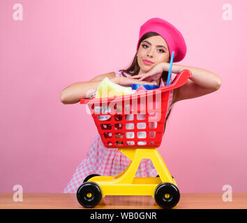 Parisien rétro femme aller faire du shopping avec un panier. vintage femme au foyer femme prête à payer en supermarché. économies réalisées sur les achats effectués en ligne girl enjoying heureux. Banque D'Images