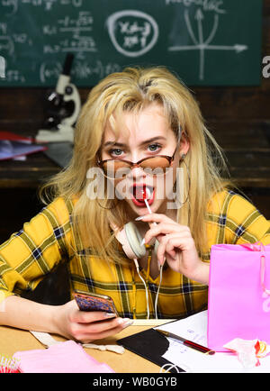 L'enseignant moderne écrit hipster sur grand tableau noir avec formule mathématique. Essayer l'étudiant est celui qui a le plus de potentiel. Les enseignants savent des choses Banque D'Images