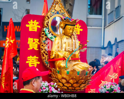 PARIS, FRANCE - 17 février 2019. Dernier jour de la célébration du nouvel an chinois au festival de rue. Statue de Bouddha d'extérieur pour les gens priant et wishi Banque D'Images