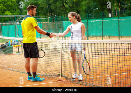 Les joueurs de tennis se serrer la main après le match. Banque D'Images