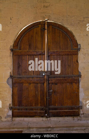 Ancienne église en bois porte, édifice médiéval Banque D'Images