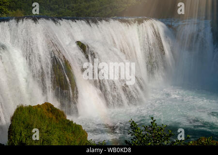 Cascade dans la belle nature avec de l'eau claire comme du cristal sur la rivière una sauvages en Bosnie-Herzégovine au jour d'été ensoleillé Banque D'Images