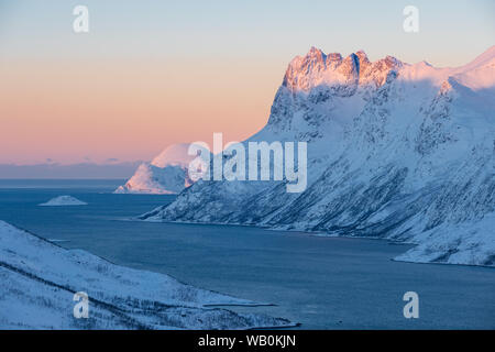 Paysage arctique : montagne enneigée en hiver en skamtinde au lever du soleil, l'Ersfjord fjord Norvège Banque D'Images