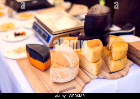 Différents types de fromage au festival des fromages. La ferme biologique et concept Banque D'Images