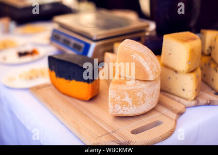 Différents types de fromage au festival des fromages. La ferme biologique et concept Banque D'Images