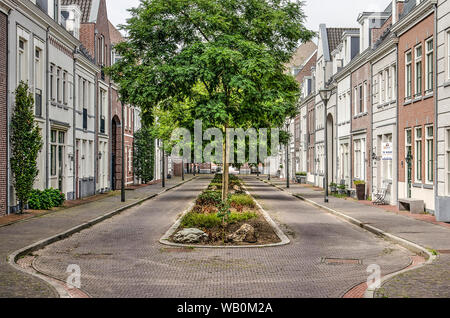 Helmond, Pays-Bas, 16 août 2019 : rue bordée de maisons dans une neaclassicist style, avec une rangée d'arbres au coeur, dans les postmodernes Banque D'Images