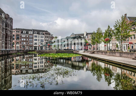 Helmond, Pays-Bas, 16 août 2019 : les maisons de style néo-classique et halle dans quartier postmoderne Brandevoort reflètent dans l'étang à la cen Banque D'Images