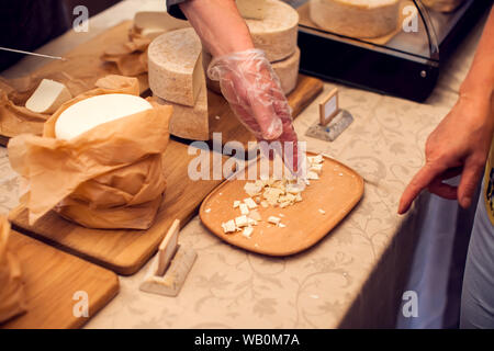 Se préparer pour le vendeur de fromage généralistes à Festival des fromages. La ferme biologique et concept Banque D'Images