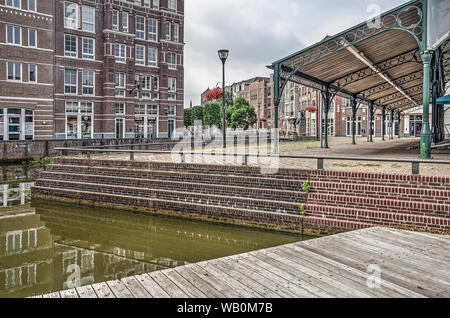 Helmond, Pays-Bas, 16 août 2019 : vue depuis une plate-forme en bois sur l'étang de la place centrale de Brandevoort voisinage vers postmode Banque D'Images