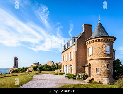 Maison de famille de granit près du phare de Ploumanac'h sur la Côte de Granit Rose à Perros-Guirec, Bretagne, France. Banque D'Images