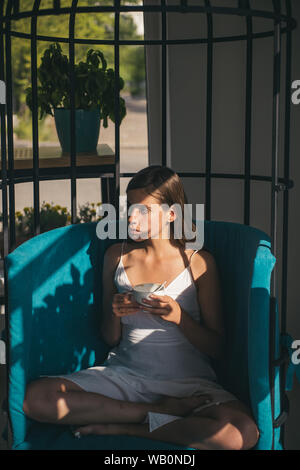 Jour de départ avec de bonnes nouvelles. Détente à la maison. Du café frais goût délicieux. femme de boire du café à partir de la tasse. matinée parfaite avec meilleur café americano. Banque D'Images