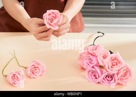 Les gens faire en papier craft art fleurs Banque D'Images