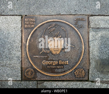 Plaque de bronze de l'Irlande du nord de football George Best sur la promenade de la gloire du football au musée national du football à Manchester en Angleterre uk Banque D'Images