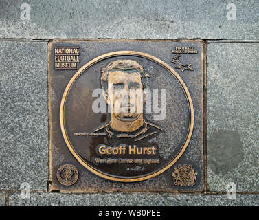 Plaque de bronze de l'Angleterre, fotballer geoff hurst sur la promenade de la gloire du football au musée national du football à Manchester en Angleterre uk Banque D'Images