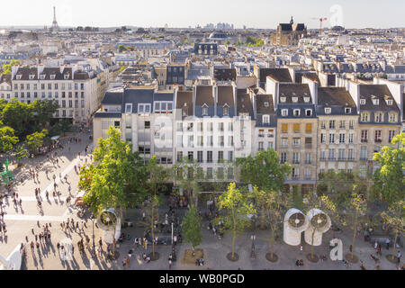 Toits de Paris - vue aérienne des toits de Paris sur un après-midi d'été, en France, en Europe. Banque D'Images