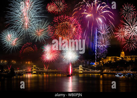 D'artifice coloré à Budapest le 20 août. la nuit - Château de Buda, le pont à chaînes, le Danube et le Parlement dans l'arrière-plan Banque D'Images