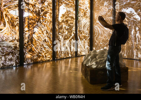 Musée Paris - Tourisme tourisme d'âge moyen de prendre la photo d'une peinture sur verre dans le Centre Pompidou à Paris, France, Europe. Banque D'Images