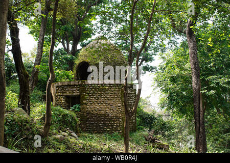 Rishikesh-Stone Ashram Beatles Architecture du vieux chambres isolé construit pour la méditation dans la forêt verte.Yogi Maharishi-(fondateur).Beatles 1969 Banque D'Images