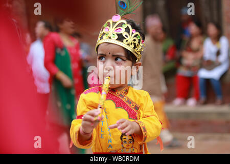 Katmandou, Népal. 23 août, 2019.dévots hindous népalais célèbrent Krishna Janmashtami en offrant des prières rituelles à Krishna temple à Patan, Népal. Anmashtami Krishna marquer l'anniversaire de Lord Krishna . Sarita Khadka/Alamy Live News Banque D'Images