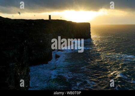 Lumière dramatique à Marwick Head, Îles Orkney Banque D'Images