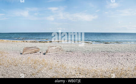 Deux vieux bateaux sur une plage. Gotland, Suède, Scandinavie Banque D'Images