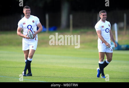 L'Angleterre Owen Farrell et George Ford (à droite) au cours de la session de formation à Pennyhill Park, Bagshot. Banque D'Images