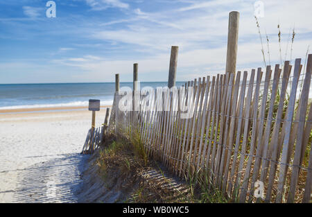Clôture des dunes sur la plage Banque D'Images