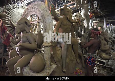 Allahabad, Uttar Pradesh, Inde. Août 23, 2019. Un artiste préparer Seigneur Ganesha Ganesh Chaturthi devant la statue de célébration du festival dans Prayagraj(Allahabad) le Vendredi, Août 23, 2019. Credit : Prabhat Kumar Verma/ZUMA/Alamy Fil Live News Banque D'Images