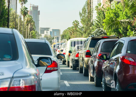 Des véhicules arrêtés dans la région de fort trafic sur autoroute Uhuru, Nairobi, Kenya Banque D'Images