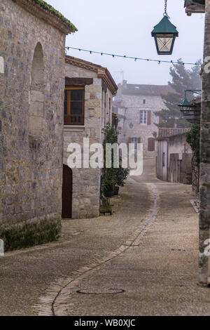 Des rues vides de Pujols, cité médiévale fortifiée, France Banque D'Images