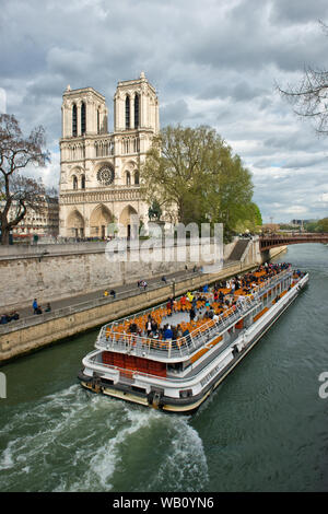 Bateau de croisière passant la cathédrale Notre-Dame, Paris, France Banque D'Images