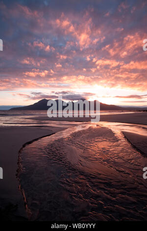 Coucher du soleil d'été à la plage, à l'île de Liag Eigg Banque D'Images