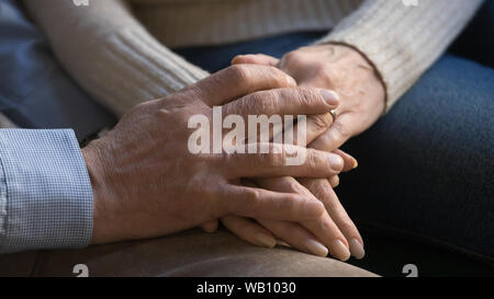 Mari et femme Senior couple holding hands vue rapprochée Banque D'Images