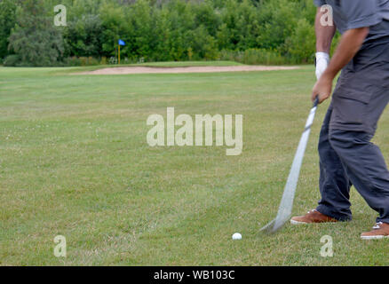 Un tir d'approche en cours. Golfeur doit frapper au-dessus ou à gauche de la verte et éviter les fosse de sable ou un bunker. Banque D'Images