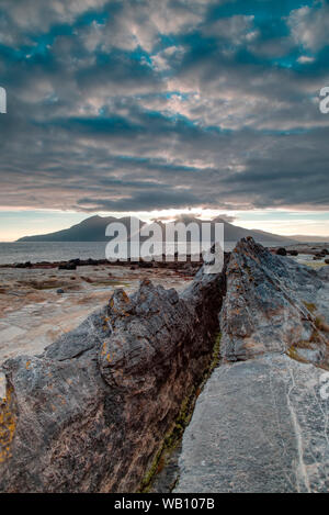 Coucher du soleil d'été à Liag Bay, à l'île de Eigg Banque D'Images