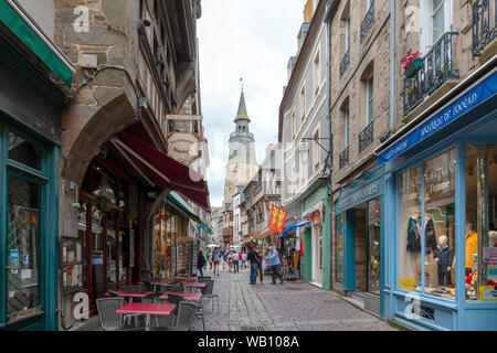 Dinan, Bretagne, France - 20 juin 2019 : à la rue touristique le long de la rue de la Poissonnerie à Dinan sur un jour d'été nuageux Banque D'Images