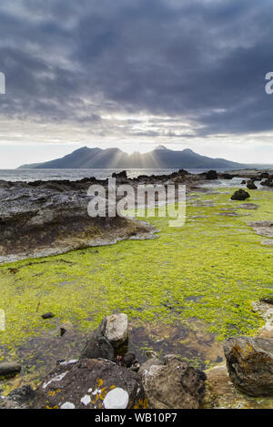 Coucher du soleil d'été à Liag Bay, à l'île de Eigg Banque D'Images