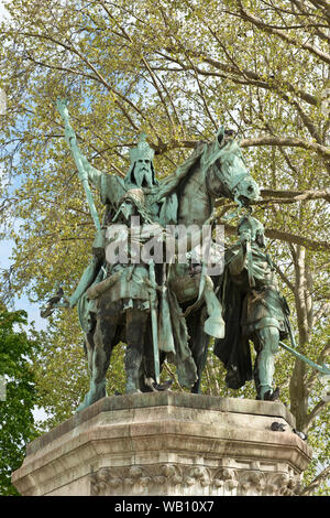 Statue en bronze de Charlemagne et ses Leudes. Plaza de Notre-Dame. Paris, France Banque D'Images