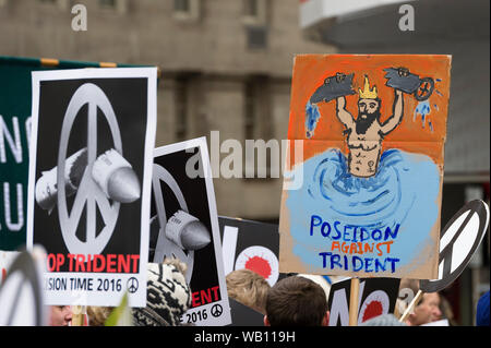 Le CND (campagne pour le désarmement nucléaire), s'arrêter, de démonstration nationale Trident se déplaçant le long de Park Lane, ont marché est passé de Marble Arch à Trafalgar Square où Banque D'Images